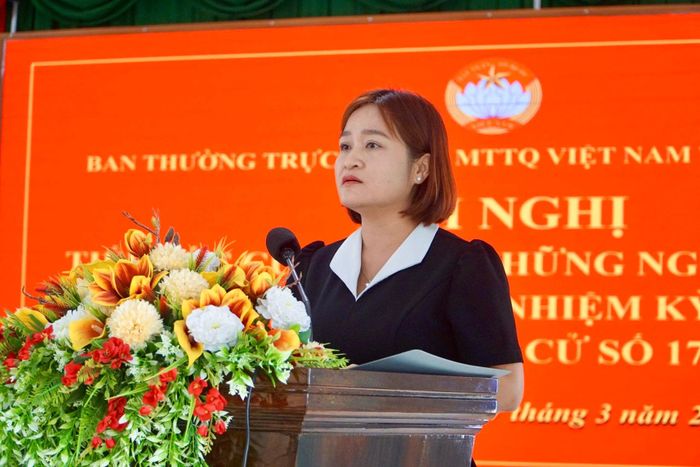 Ứng cử viên Ngô Thị Thanh Phương, Phó Bí thư Thường trực Đảng ủy phường Hàm Thắng trình bày chương trình hành động tại Hội nghị