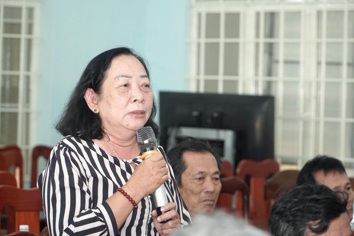 Cử tri nêu ý kiến tại buổi tiếp xúc