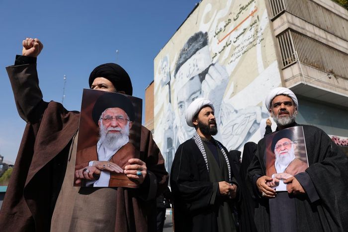 Người dân Iran dơ ảnh cố Lãnh tụ tối cao Ayatollah Ali Khamenei tại Tehran hôm 6/3. Ảnh: WANA.