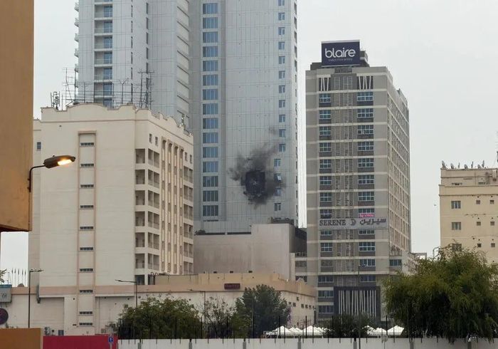 Một tòa nhà bị hư hại gần trụ sở Hải quân Mỹ ở Juffair, Bahrain. Ảnh: Reuters.