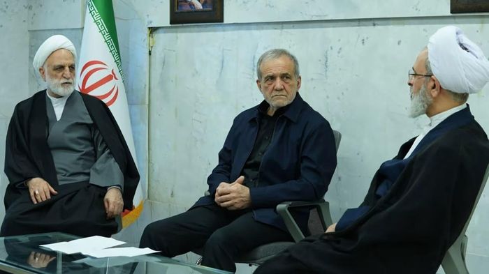 Từ trái sang: Chánh án Tòa án tối cao Iran Gholam Hossein Mohseni Ejei, Tổng thống Iran Masoud Pezeshkian và Ayatollah Alireza Arafi, một luật gia thành viên của Hội đồng Giám hộ, trong cuộc họp ngày 1/3. Ảnh: Press TV