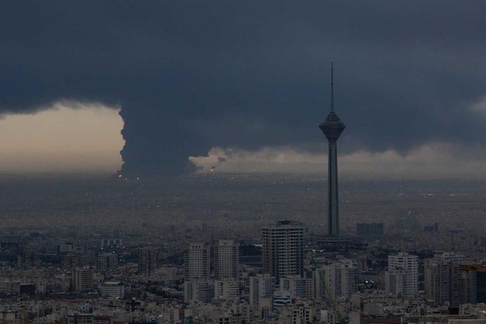 Bầu trời Tehran sáng 8/3. Ảnh: New York Times