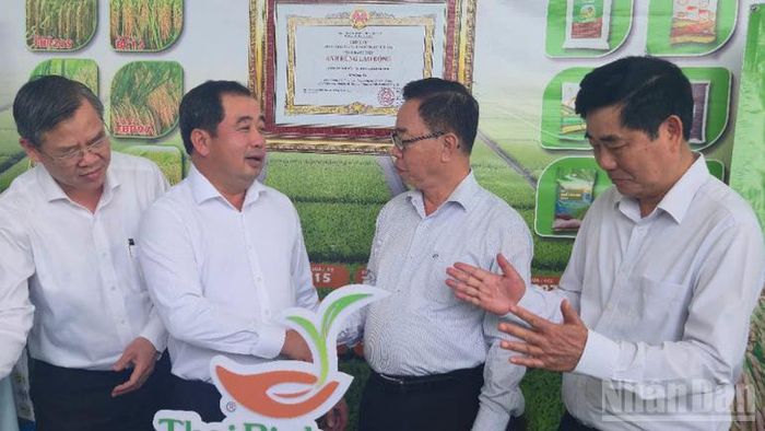 Đồng chí Trần Đức Thắng tham quan các gian hàng trưng bày.