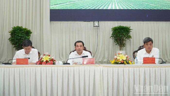 Đồng chí Trần Đức Thắng, Ủy viên Bộ Chính trị, Bộ trưởng Nông nghiệp và Môi trường (ngồi giữa) chủ trì hội nghị.