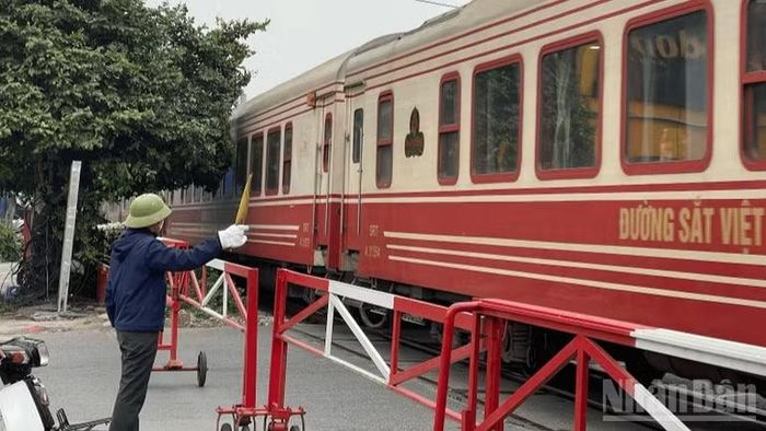 Nữ nhân viên gác chắn Nguyễn Thị Hợi đã đều đặn làm công việc này 14 năm.