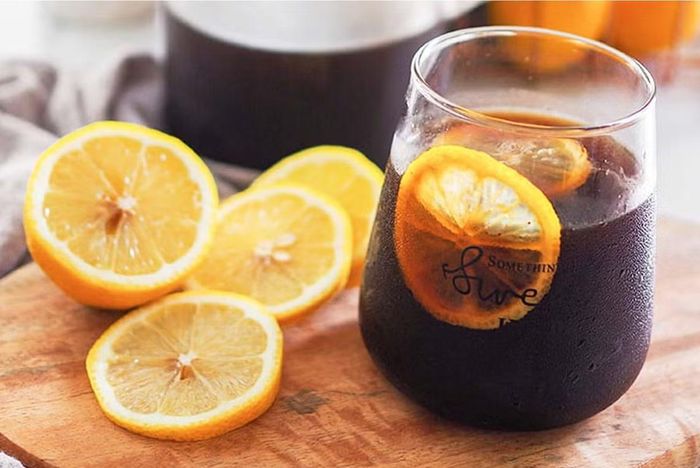 Khác với những ly cà phê nóng quen thuộc, cà phê ủ lạnh (Cold Brew) được pha bằng cách ngâm bột cà phê trong nước lạnh hoặc nước ấm nhẹ trong khoảng 12 đến 24 giờ. Quá trình chiết xuất chậm rãi này giúp cà phê “thức dậy” từ từ, giữ lại trọn vẹn hương vị nguyên bản.