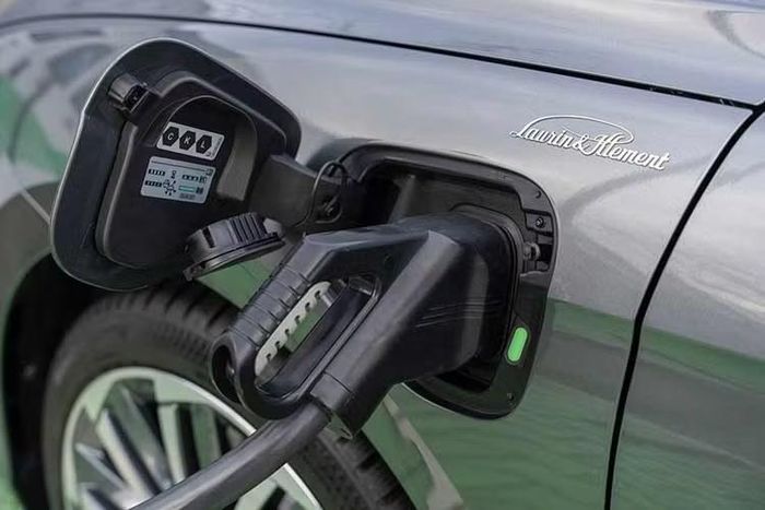 Hệ thống này có công suất 110 kW (148 mã lực) và cả hai phiên bản đều được trang bị hộp số DSG bảy cấp, một trang bị mới cho phiên bản năm 2026.