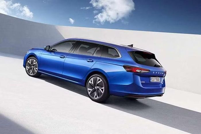 Các đặc điểm kỹ thuật bao gồm công suất hệ thống kết hợp là 150 kW hoặc 201 mã lực dựa trên cùng một động cơ TSI 1.5 lít và một mô tơ điện 85 kW. Dung lượng pin là 25,7 kWh, và phạm vi hoạt động bằng điện theo tiêu chuẩn WLTP không dưới 112 km.