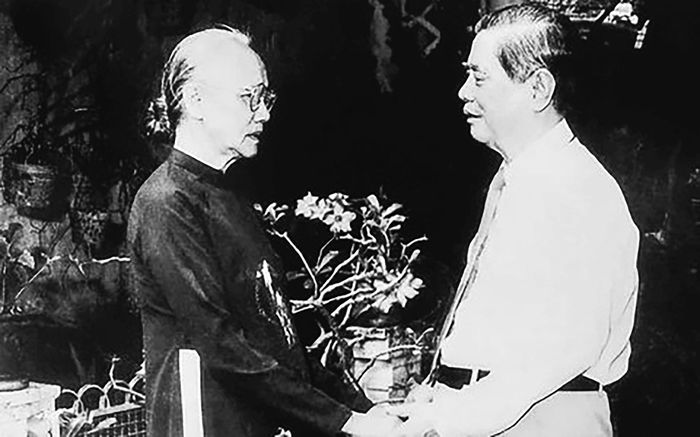 Bà Bảy Huệ và cố Tổng Bí thư Nguyễn Văn Linh. Ảnh tư liệu.
