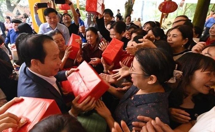 Lãnh đạo TP Hải Phòng phát ngũ cốc cho người dân, du khách thập phương. Ảnh: ND