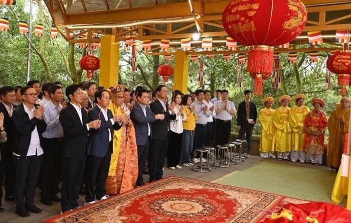 Các đại biểu thực hiện nghi lễ tế trời đất tại Trung Nhạc miếu. Ảnh: ND