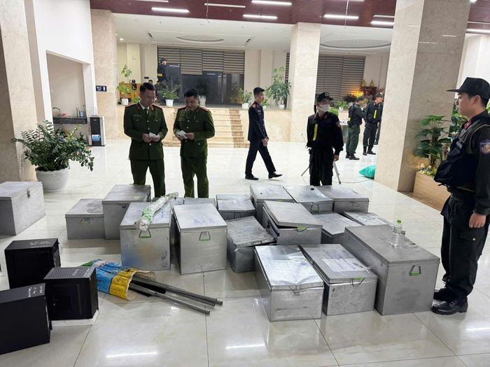Cơ quan CSĐT (Phòng Cảnh sát kinh tế) khám xét chỗ ở, nơi làm việc của Hoàng Văn Cường tại trụ sở Công ty TNHH Quan Minh - Ảnh: Công an tỉnh Quảng Ninh.