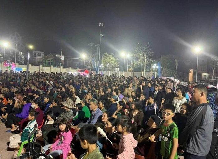 Đông đảo khán giả đến với đêm diễn của Đoàn nghệ thuật cải lương Vàm Cỏ ở xã Thư Lâm (Hà Nội) tối 27/2. Ảnh: Đoàn cải lương Vàm Cỏ
