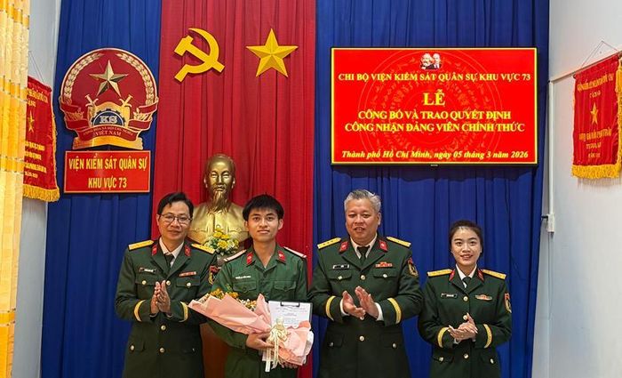 Cấp ủy, chi bộ VKS Quân sự Khu vực 73 chúc mừng đồng chí Nguyễn Hà Tuấn Phong.