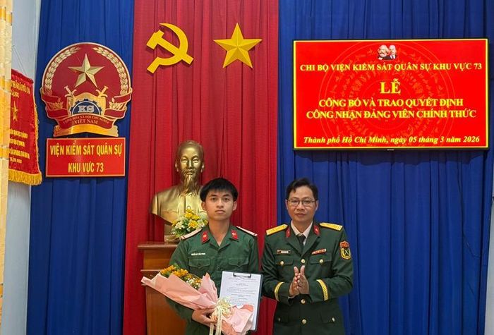 Đồng chí Bí thư Chi Bộ trao Quyết định công nhận Đảng viên chính thức cho đồng chí Nguyễn Hà Tuấn Phong.