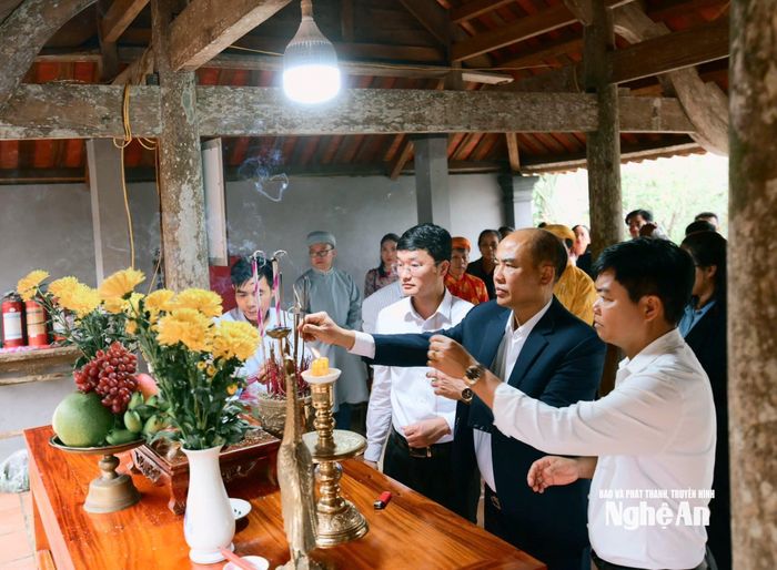 Con cháu dòng họ Phạm dâng hương tưởng nhớ tiền nhân Phạm Kinh Vỹ. Ảnh: Võ Khánh