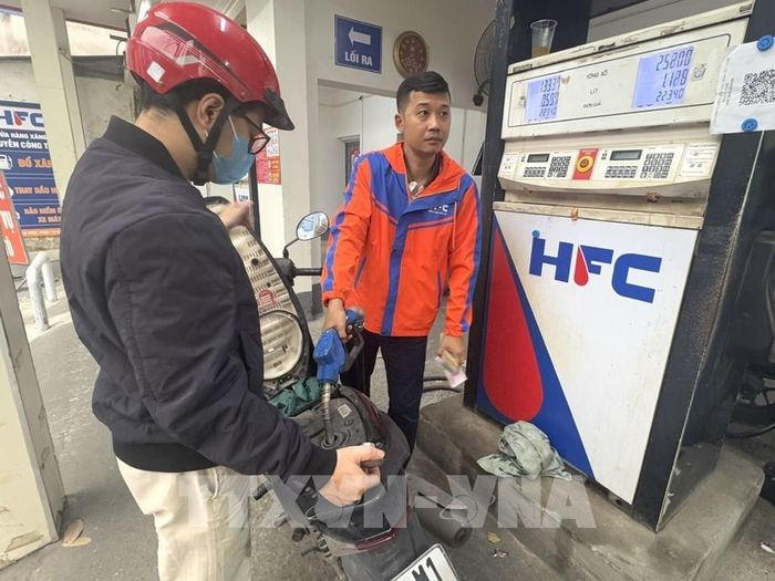 Hoạt động kinh doanh xăng dầu vẫn diễn ra ổn định sáng ngày 7/3/2026 tại cửa hàng xăng dầu trên phố Nguyễn Công Trứ. Ảnh: Quốc Lũy - TTXVN