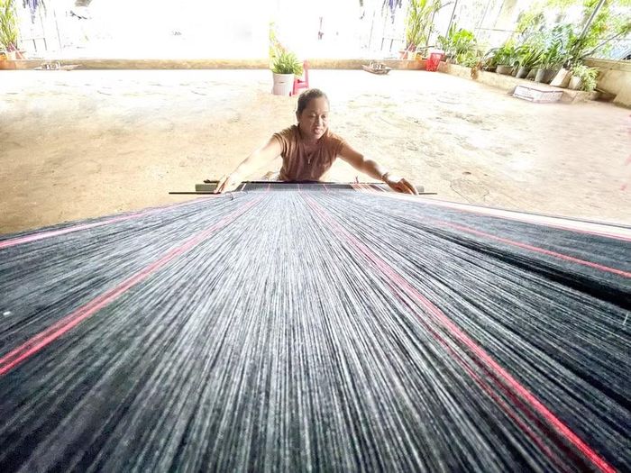  Nghệ nhân Pel, Chủ nhiệm Câu lạc bộ Dệt làng Phung (xã Biển Hồ) đã gắn bó với nghề dệt 40 năm qua. Ảnh: Vũ Thảo 