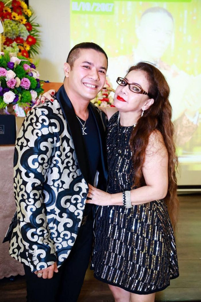 Bức ảnh kỷ niệm của mẹ con Kasim Hoàng Vũ. Ảnh: FBNV