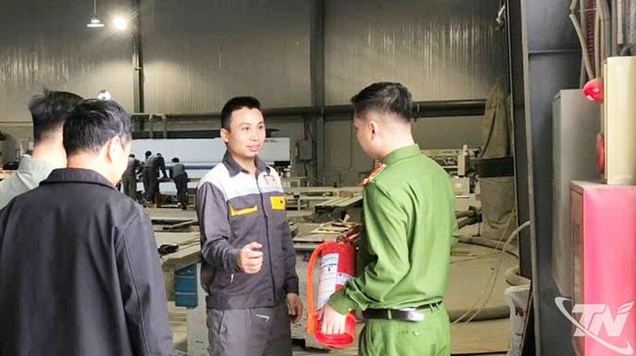 Kiểm tra an toàn PCCC tại Công ty CP Nội thất Mh Plus Living (Cụm công nghiệp Sơn Cẩm 1, phường Quan Triều).