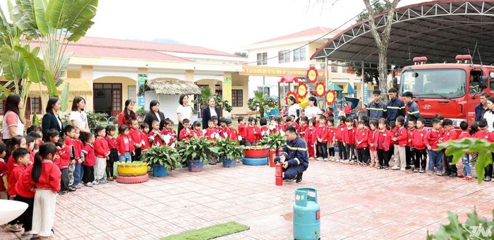 Hướng dẫn đảm bảo an toàn PCCC tại Trường Mầm non Núi Voi, phường Linh Sơn.