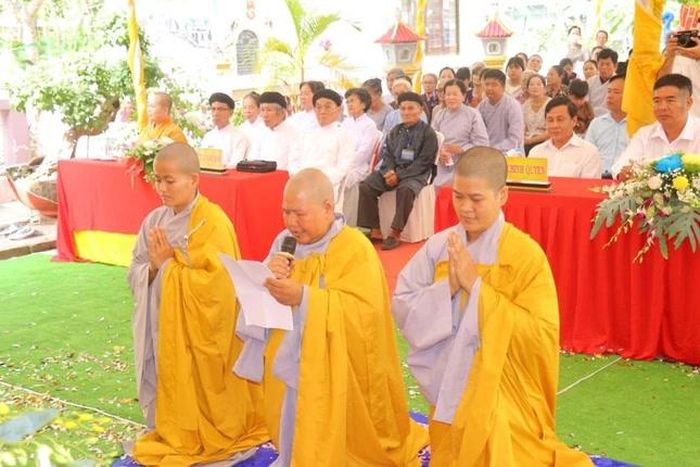 Sư cô Thích nữ Diệu An dâng lời phát nguyện nhận nhiệm vụ
