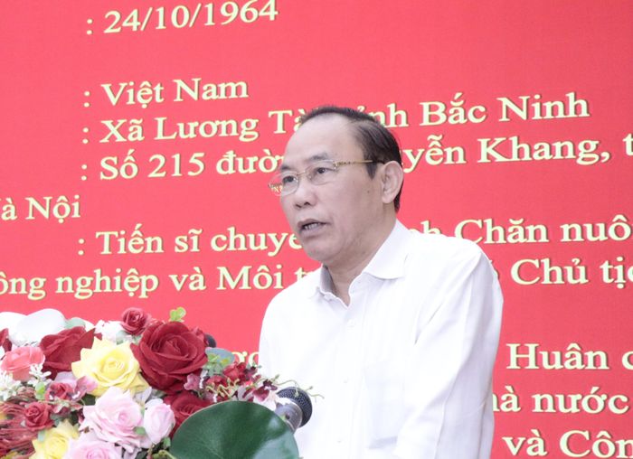 Thứ trưởng Bộ Nông nghiệp và Môi trường, Phó Chủ tịch Hội Thủy sản Việt Nam Phùng Đức Tiến trình bày chương trình hành động