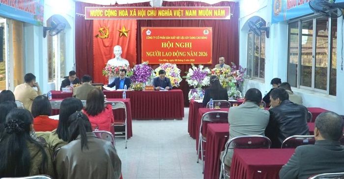 Cán bộ, công nhân, người lao động Công ty Cổ phần Sản xuất vật liệu xây dựng tại hội nghị.