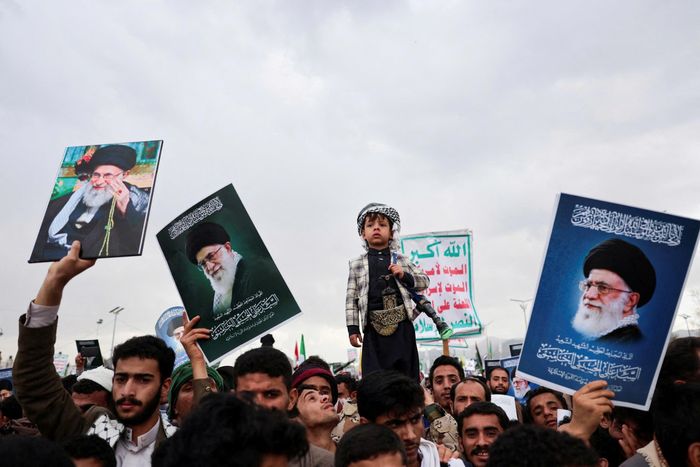  Những người ủng hộ Lực lượng Houthi trong cuộc biểu tình bày tỏ đoàn kết với Iran và Lebanon tại Sanaa (Yemen) ngày 6/3. Ảnh: Reuters.