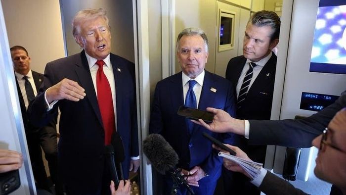  Ông Trump cùng Bộ trưởng Chiến tranh Mỹ Pete Hegseth phát biểu tại chuyên cơ Không lực Một ngày 7/3. Ảnh: Reuters.