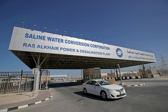  Saudi Arabia là quốc gia sản xuất nước khử mặn nhiều nhất thế giới. Ảnh: Reuters.