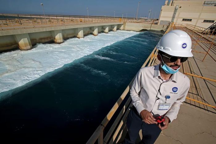  Bể chứa nước thải tại Nhà máy điện và khử mặn Ras al Khair, Saudi Arabia. Ảnh: Reuters.