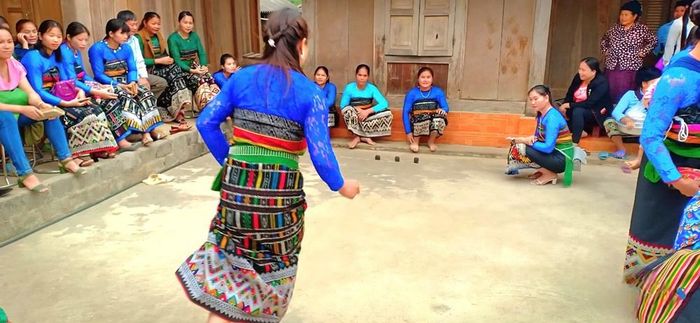 Phụ nữ dân tộc Thái trong trang phục truyền thống trình diễn trò chơi dân gian