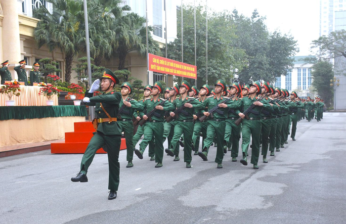 Cán bộ, chiến sĩ khối cơ quan Bộ tư lệnh Thủ đô Hà Nội duyệt đội ngũ trong Lễ ra quân huấn luyện năm 2026. Ảnh: NGÂN HÀ