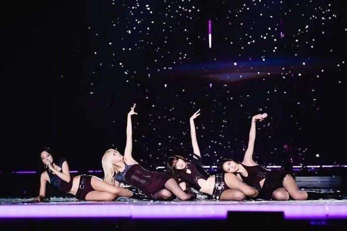 "DEADLINE" đang thu hút sự chú ý với tư cách là album trở lại đầu tiên của BLACKPINK sau một thời gian dài, một album đậm chất hip hop truyền thống của YG, pha trộn EDM qua các ca khúc như "GO", "JUMP". Thành tích của album cũng rất ấn tượng. Theo Hanteo Chart, "DEADLINE" đã bán được 1.461.785 bản trong ngày đầu tiên, lập kỷ lục mới về doanh số ngày đầu tiên cao nhất đối với một nhóm nhạc nữ K-pop. Hơn nữa, album đã ghi nhận doanh số ban đầu là 1.774.577 bản từ ngày 27/2 đến ngày 5/3, phá vỡ kỷ lục về doanh số ban đầu cao nhất đối với một nhóm nhạc nữ K-pop. Họ cũng đạt được thành tích tốt trên bảng xếp hạng chính thức của Anh. Theo bảng xếp hạng chính thức, "GO" đạt vị trí thứ 44 trên bảng xếp hạng đĩa đơn, trong khi "DEADLINE" xếp thứ 11 trên Top 100 của bảng xếp hạng album. Điều này đánh dấu lần thứ 12 BLACKPINK xuất hiện trên bảng xếp hạng đĩa đơn chính thức dựa trên các sản phẩm phát hành nhóm. "GO", bài hát chủ đề trong mini-album thứ ba "DEADLINE" của BLACKPINK, đã đứng đầu bảng xếp hạng bài hát thịnh hành hằng tuần của YouTube trong khoảng thời gian từ ngày 27/2 đến ngày 5/3. Video âm nhạc của "GO" đã nhận được phản hồi tích cực ngay từ khi ra mắt, đứng đầu bảng xếp hạng thịnh hành toàn cầu của YouTube và nằm trong số những "Video được xem nhiều nhất trong 24 giờ".