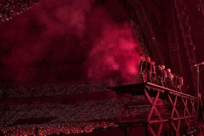 TREASURE hiện đang gặp gỡ người hâm mộ toàn cầu với tour diễn thứ ba của họ, "PULSE ON". Sau tour diễn thành công tại Nhật Bản, họ sẽ đến châu Á vào tháng Ba, biểu diễn tại Sân vận động Quốc gia lớn nhất Thái Lan.
