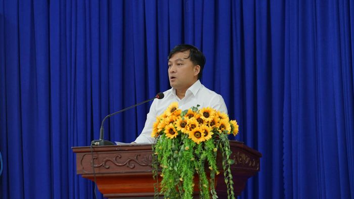  Ông Dương Long Thành trình bày chương trình hành động với cử tri 