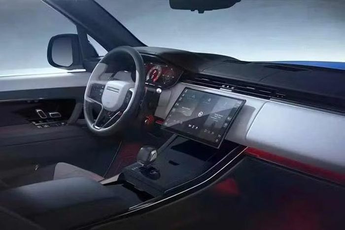 Khoang nội thất của Range Rover Sport SV Ultimate Edition được bọc da Windsor đục lỗ phối 2 màu tương phản cùng cửa sổ trời toàn cảnh tiêu chuẩn. Phiên bản đặc biệt này vẫn giữ toàn bộ các trang bị nổi bật của bản SV như hệ thống âm thanh Meridian 29 loa và ghế “Body and Soul Seats”. Loại ghế này sử dụng bộ truyền rung để người ngồi có thể cảm nhận âm trầm của âm nhạc qua lưng ghế.