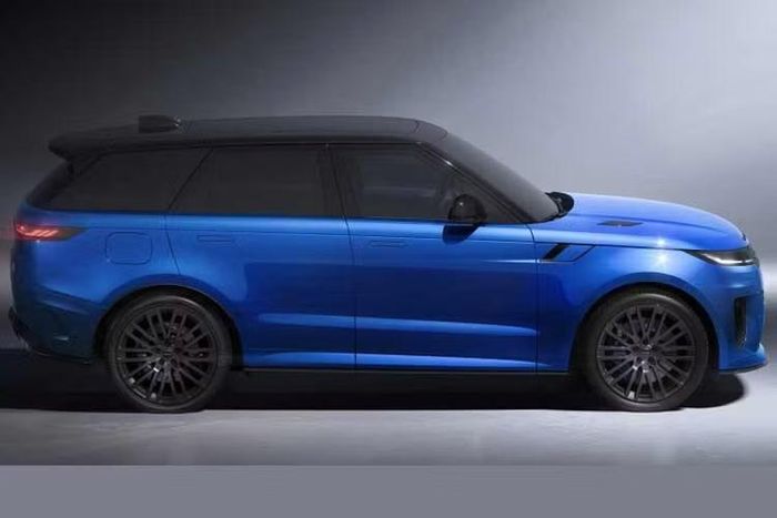 Điểm nhấn chính của phiên bản Ultimate Edition là màu sơn ngoại thất xanh Velocity Blue Gloss lần đầu xuất hiện trên dòng xe Range Rover Sport SV thế hệ hiện tại. Đây là sự gợi nhớ rõ ràng đến mẫu Range Rover Sport SVR trước đây.