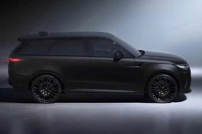 Mẫu SUV này có thể tăng tốc từ 0-96 km/h trong 3,7 giây và đạt tốc độ tối đa 290 km/h. Xe cũng được trang bị hệ thống treo 6D Dynamics, sử dụng cơ cấu thủy lực liên kết để giảm hiện tượng lắc thân xe, chúi đầu và nghiêng khi vận hành.