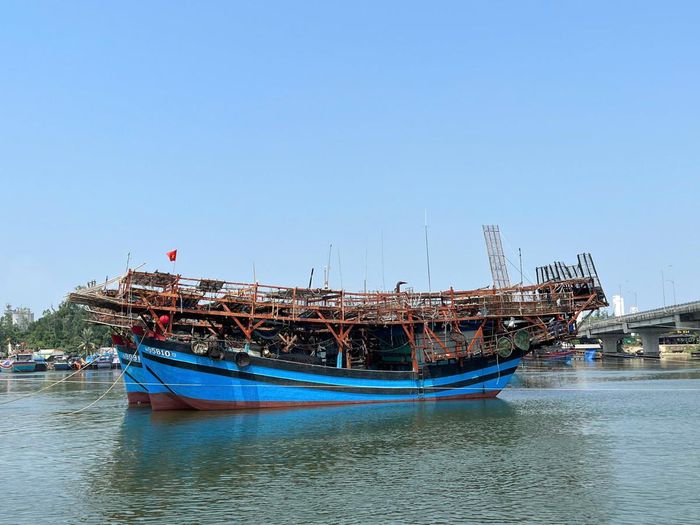 Tàu câu mực của ngư dân Quảng Ngãi neo đậu trên sông Trà Bồng.