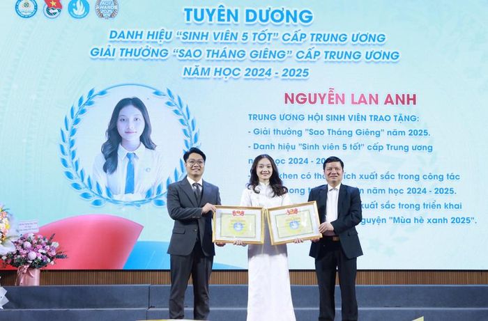 Nguyễn Lan Anh được lãnh đạo Học viện Tài chính tuyên dương. Ảnh: TG