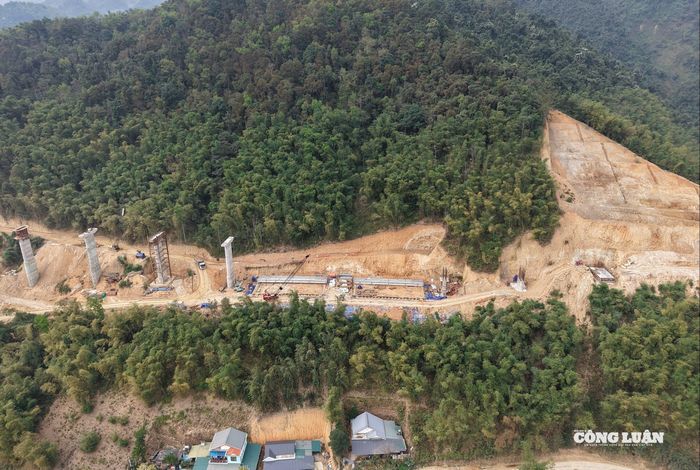 Dự án cao tốc Hòa Bình - Mộc Châu có 4 gói thầu xây lắp lớn do nhiều nhà thầu tên tuổi thi công như Tổng công ty CP xuất nhập khẩu và xây dựng Việt Nam (Vinaconex), Công ty CP Tập đoàn Đèo Cả, Công ty TNHH Tập đoàn Sơn Hải, Công ty TNHH thương mại và xây dựng Trung Chính, Tổng công ty xây dựng Trường Sơn,...