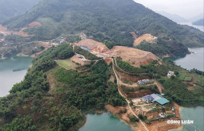 Theo đại diện Công ty TNHH thương mại và xây dựng Trung Chính, biện pháp thi công cầu Hòa Sơn là huy động sà lan tạo mặt bằng thi công mố cọc được nhà thầu thực hiện; Tuy nhiên địa chất phức tạp với đá cứng khiến máy móc gặp nhiều sự cố.