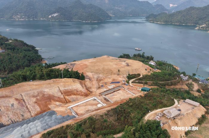 Đặc thù tuyến đường qua địa hình đồi, núi khó khăn và hiểm trở, điều kiện địa chất phức tạp, đá phong hóa mạnh, tiềm ẩn nguy cơ sạt lở.