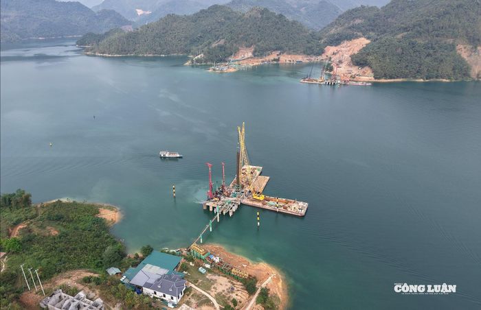Dự án thiết kế xây dựng 1 cầu dây văng cấp đặc biệt (cầu Hòa Sơn có nhịp chính dây văng lớn nhất Việt Nam dài 550m), 3 hầm qua núi, 6 cầu có trụ cao trên 50m và khoảng 5.558m cầu cạn, mất nhiều thời gian thực hiện.