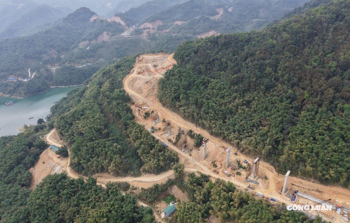 Cao tốc Hòa Bình - Mộc Châu (đoạn Km19+00-Km53+00) có chiều dài 34 km, tổng vốn đầu tư gần 10.000 tỷ đồng, được khởi công xây dựng vào tháng 9/2024.