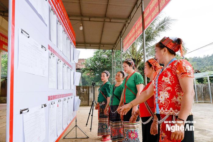 Cử tri xã Tương Dương xem danh sách ứng cử viên. Ảnh: Đình Tuân