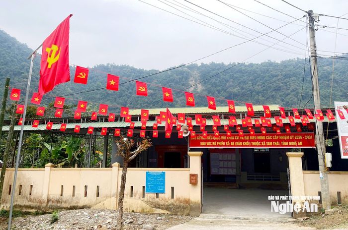 Các điểm bỏ phiếu ở vùng cao Nghệ An đã được trang trí, sẵn sàng cho ngày bầu cử. Ảnh: Vi Mận