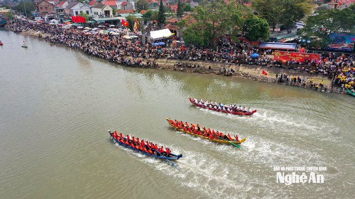 Trong tiếng trống thúc dồn dập và những tràng cổ vũ vang dội, 7 đội thuyền (3 đội của phường Quỳnh Mai, 2 đội của phường Tân Mai, cùng 2 đội đến từ xã Quỳnh Phú và xã Bạch Ngọc) dốc sức bơi trên dòng Mai Giang trước Đền Cờn, mang đến những màn tranh tài quyết liệt. Ảnh: Minh Quân.